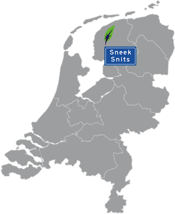 Grijze kaart van Nederland met Sneek aangegeven voor maatwerk taalcursus Spaans zakelijk - blauw plaatsnaambord met witte letters en Dagnall veer - transparante achtergrond - 600 * 733 pixels